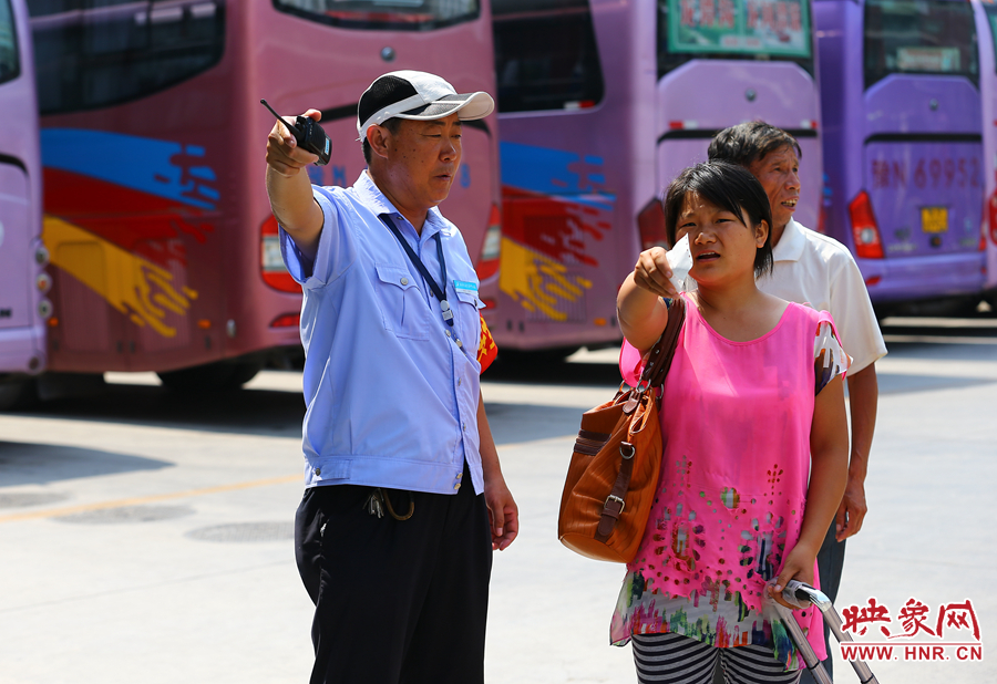 指揮調(diào)度期間，不停的有乘客咨詢乘車問題，調(diào)度員都是耐心的給他們解答