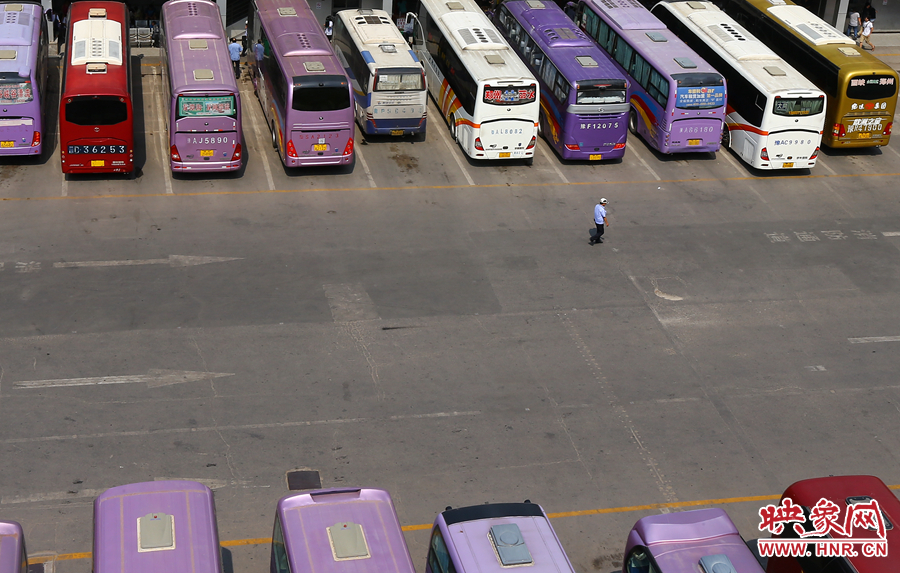 在不大的車站內(nèi)，幾十輛客車不停運轉(zhuǎn)的發(fā)動機，使得場站內(nèi)溫度居高不下
