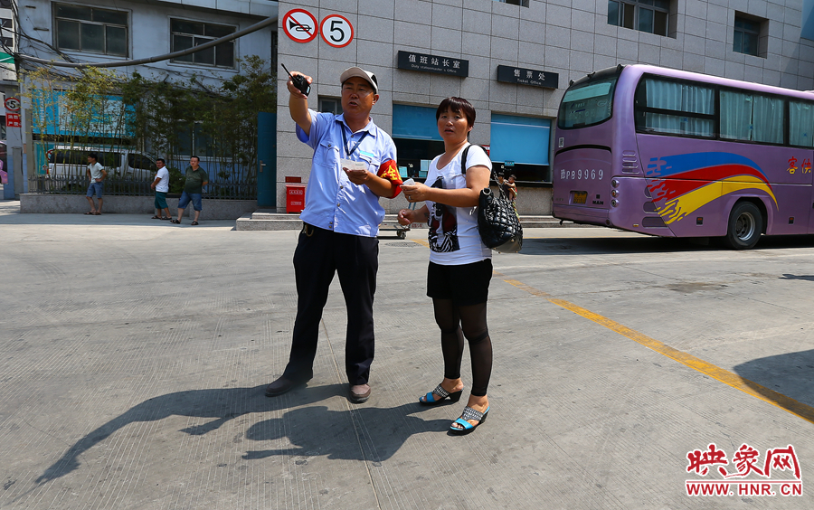 調(diào)度員不僅要保證車輛安全通暢，還肩負(fù)著疏導(dǎo)旅客的工作