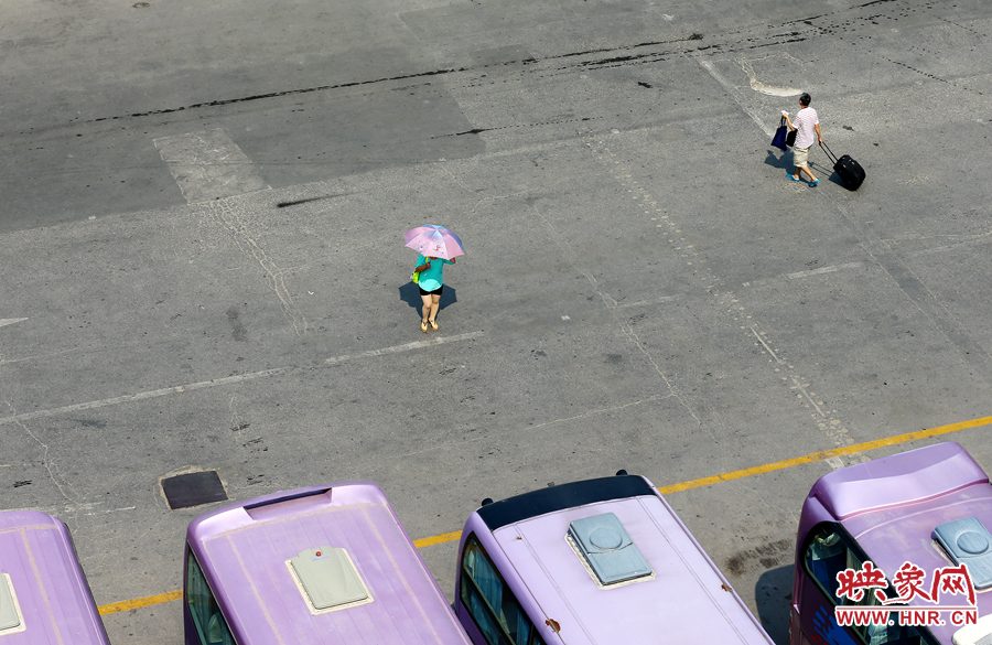 酷暑的陽光，常常曬化車站內(nèi)地面的瀝青，乘車的旅客都是匆匆而過，不愿過多停留。