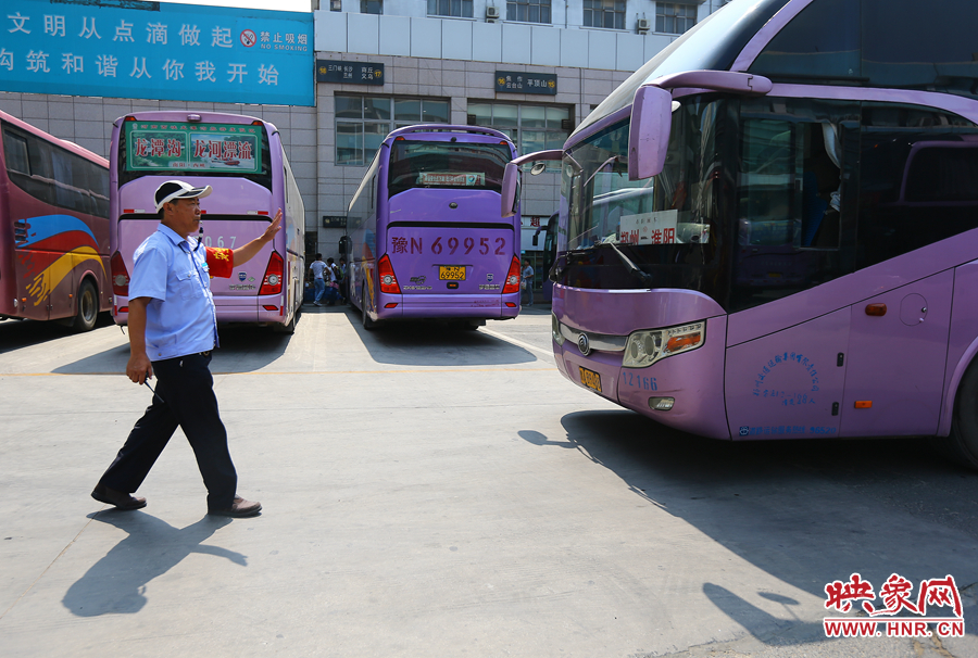 龐大的長途客車，在調(diào)度員的指揮下井井有條