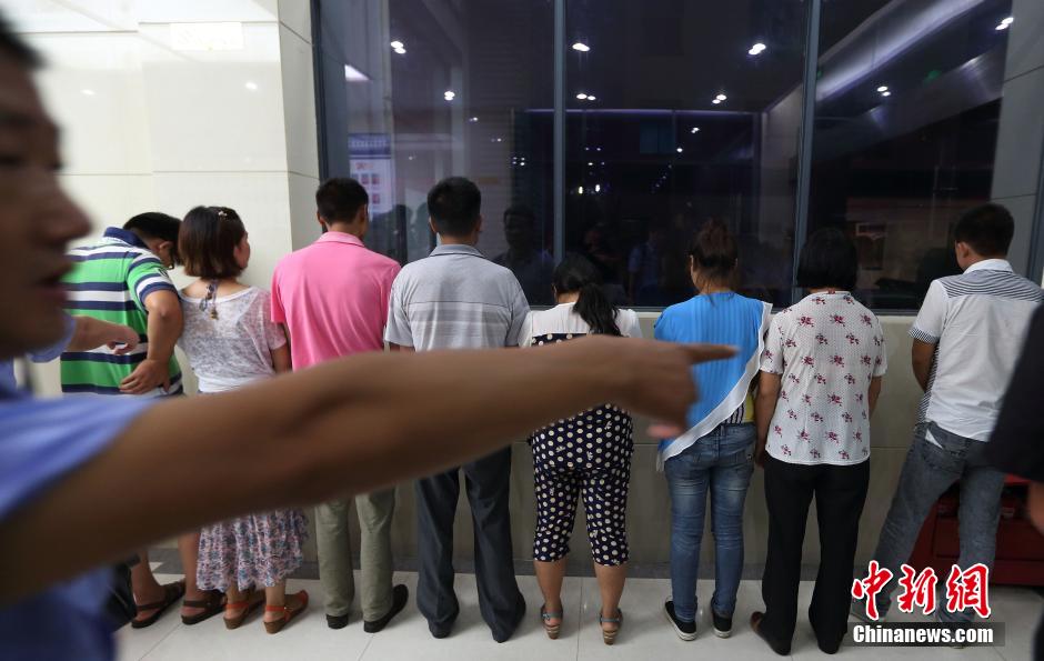 7月24日晚,南京警方將抓獲的以福建、江西、河南、湖北、黑龍江等多個(gè)外省市的涉及傳銷人員集中帶回。