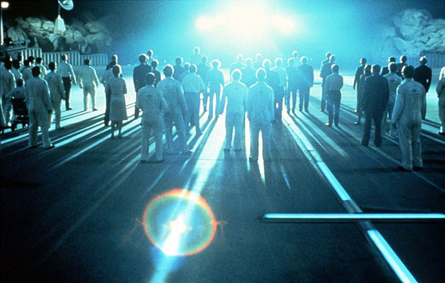 攝影師拍攝到的圖片看上去像科幻電影《第三類接觸》中外星人登陸地球的畫面。