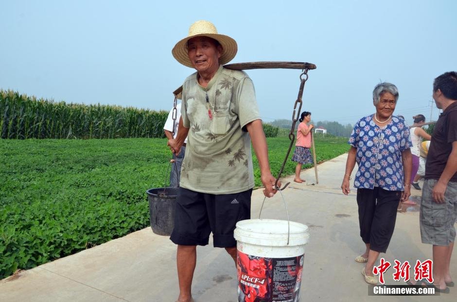 每天排隊(duì)取水，廢水循環(huán)使用已成為該村老少的生活習(xí)慣。