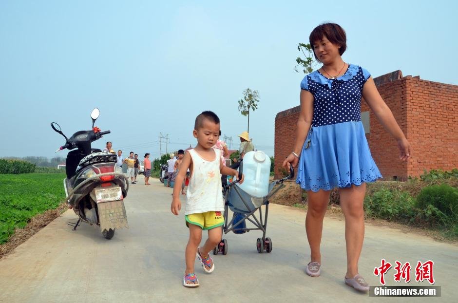 村民每天排隊(duì)取水。