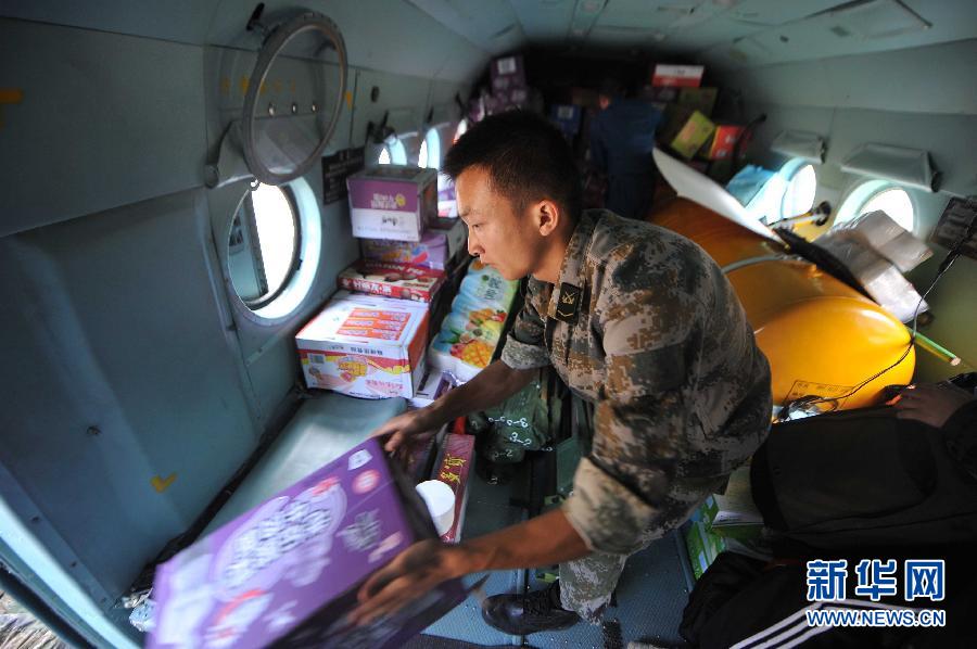  8月5日，在魯?shù)榭h龍頭山鎮(zhèn)，部隊(duì)官兵從直升機(jī)上卸載救災(zāi)物資。