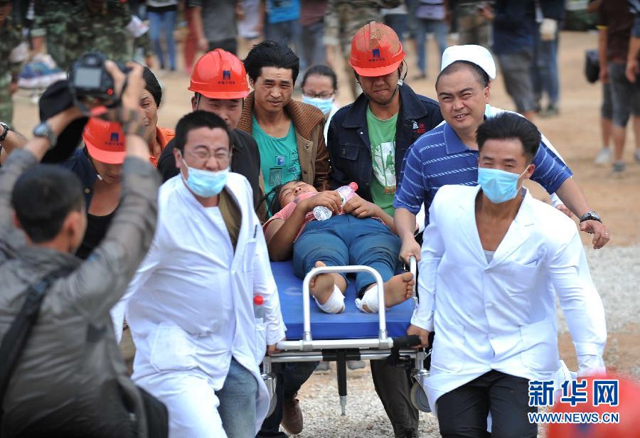 8月5日，在魯?shù)榭h龍頭山鎮(zhèn)，醫(yī)護(hù)人員準(zhǔn)備將傷員轉(zhuǎn)運(yùn)到直升機(jī)。