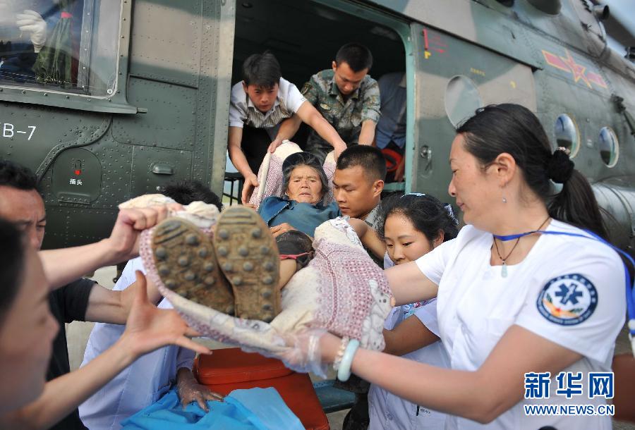 8月5日，醫(yī)護(hù)人員將一名通過(guò)直升機(jī)從震中轉(zhuǎn)運(yùn)出來(lái)的傷員運(yùn)下飛機(jī)。