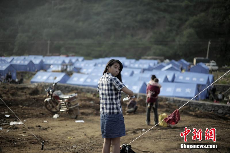 云南昭通龍頭山鎮(zhèn)受災(zāi)群眾安置點(diǎn)，上千災(zāi)民被安置在此，開(kāi)始新的生活。