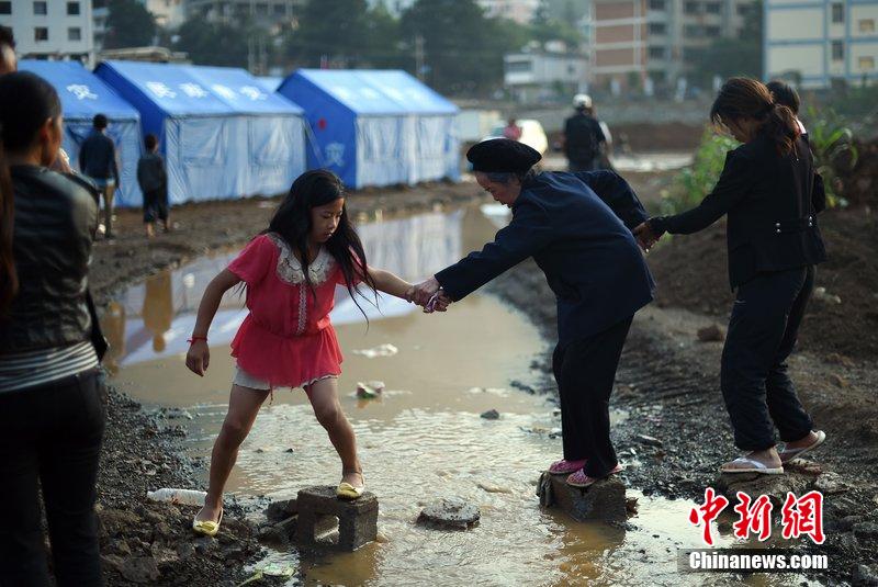 2014年8月6日，云南魯?shù)辇堫^山災(zāi)區(qū)，民眾暫居帳篷。