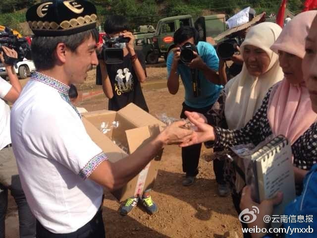 　“切糕王子”阿迪力帶著重達(dá)5噸、價(jià)值50萬元的切糕于7日下午抵達(dá)魯?shù)榈卣鹫鹬旋堫^山鎮(zhèn)。