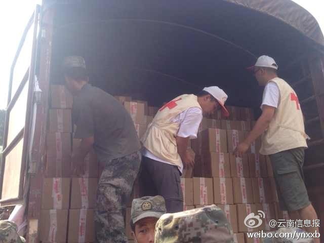 第14集團(tuán)軍官兵協(xié)助阿迪力將1100余箱切糕從貨車上卸下。