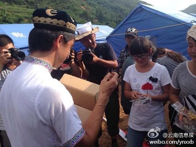 “切糕王子”阿迪力帶著重達(dá)5噸、價(jià)值50萬元的切糕于7日下午抵達(dá)魯?shù)榈卣鹫鹬旋堫^山鎮(zhèn)。