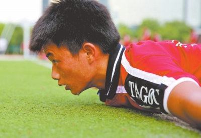 　南京天氣炎熱，地表溫度有時達到40℃以上，烈日下孩子們的衣服濕了又干、干了又濕。