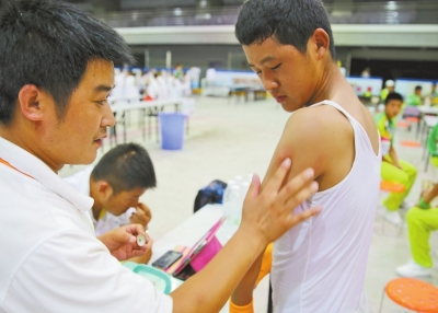 　南京天氣炎熱，地表溫度有時達到40℃以上，烈日下孩子們的衣服濕了又干、干了又濕。
