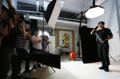 拍起大片來，特警也是一絲不茍。