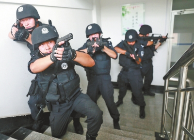 進入樓道后，特警開始地毯式搜索。