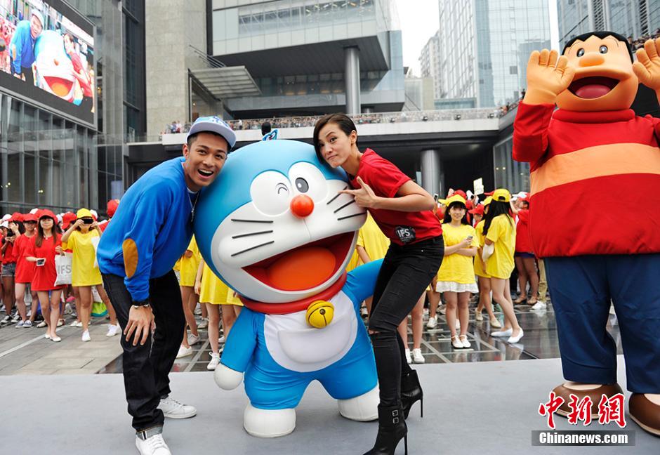 圖為何韻詩、周柏豪與哆啦A夢合影。