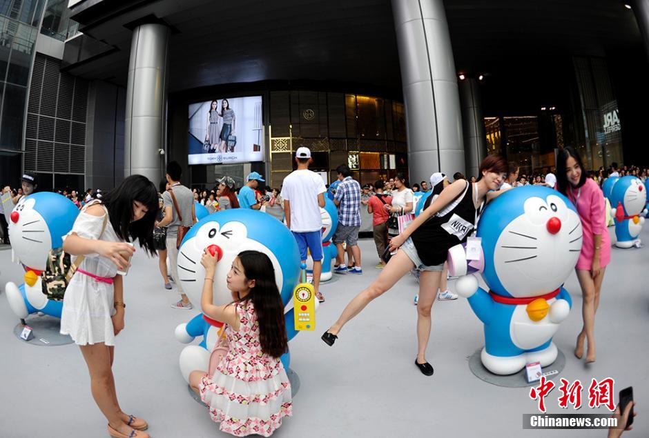 圖為成都民眾與哆啦A夢合影留念。