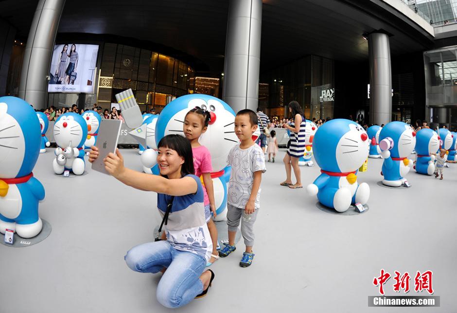 圖為成都民眾與哆啦A夢合影留念。