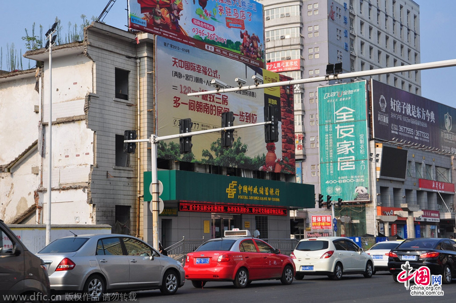 茶余飯后,人們談?wù)撟疃嗟木褪沁@座堅(jiān)挺的小樓。