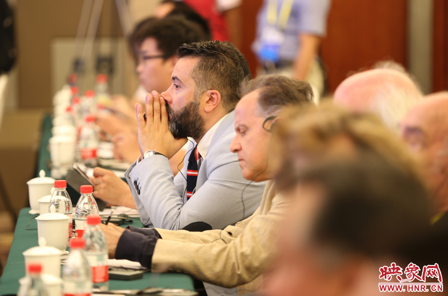 認真聽講的外國嘉賓。