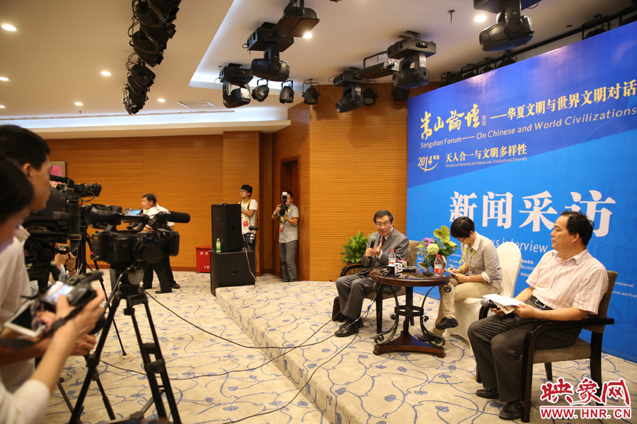 嵩山論壇新聞采訪現(xiàn)場。