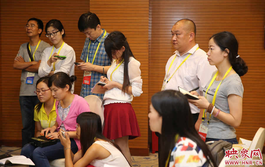  媒體記者集中采訪專家學者。