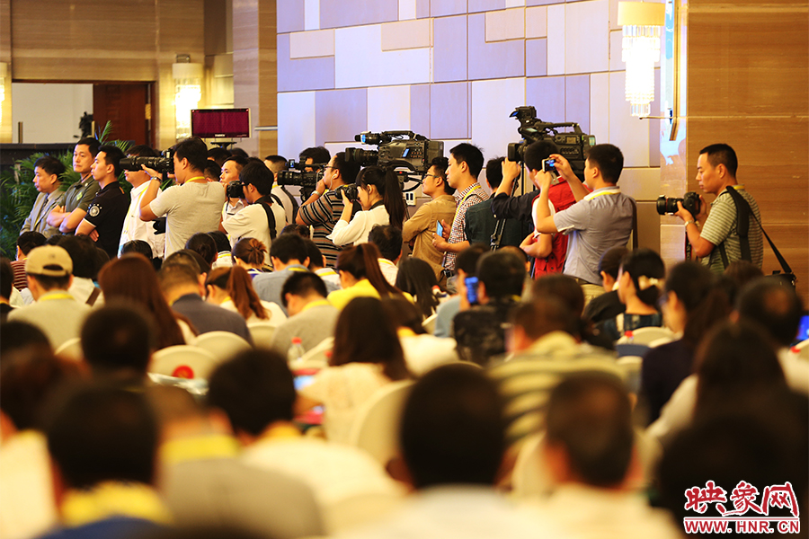 媒體聚焦嵩山論壇。