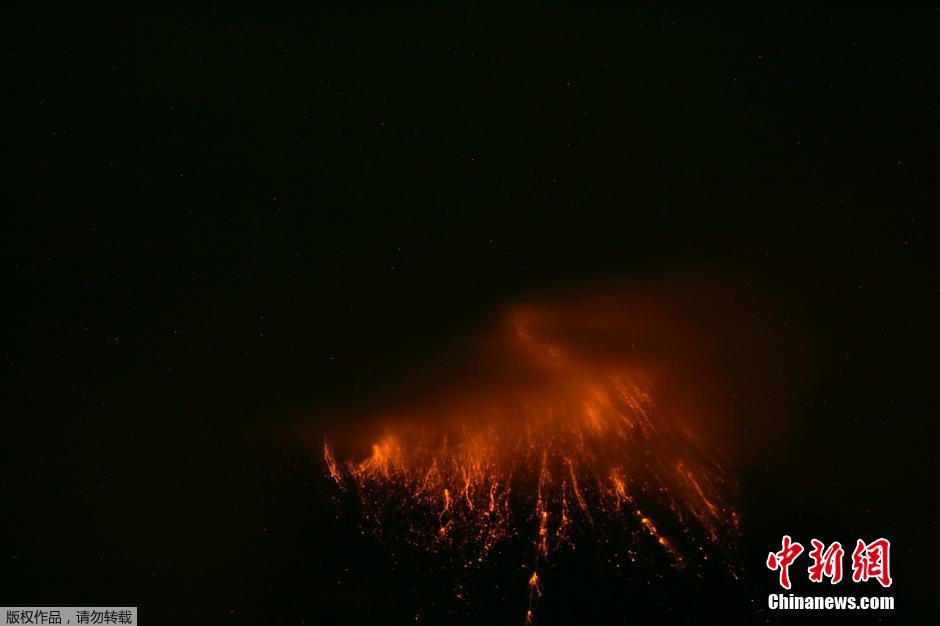 當(dāng)?shù)貢r間8月24日，厄瓜多爾通古拉瓦火山噴發(fā)，熔巖噴出宛如末世。