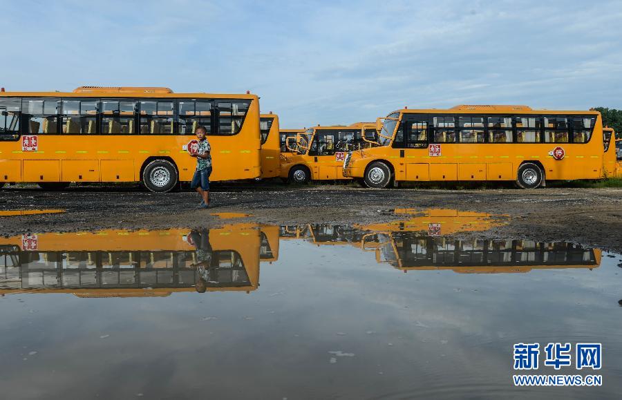 8月29日，溫嶺市城西街道芷勝莊村一名小男孩從閑置的校車(chē)邊走過(guò)。