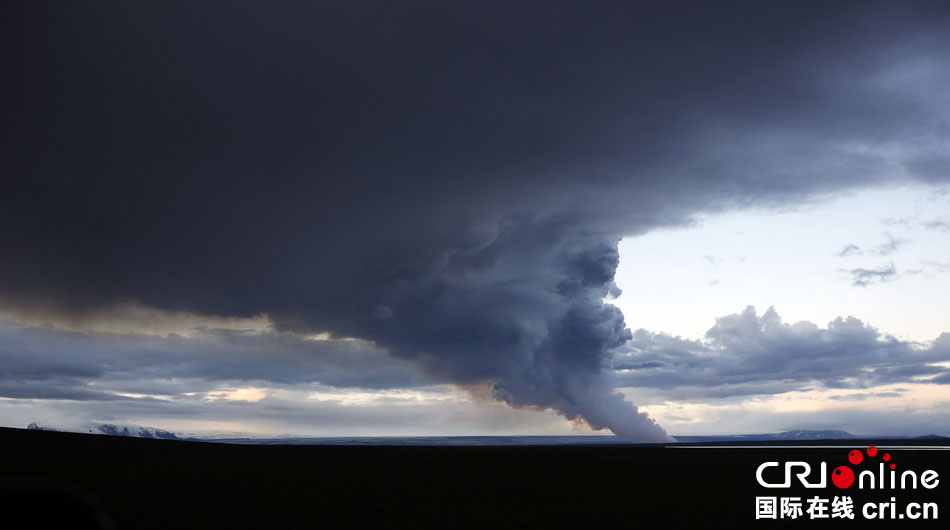 冰島火山出現(xiàn)新裂縫再度噴發(fā) 發(fā)布紅色預警