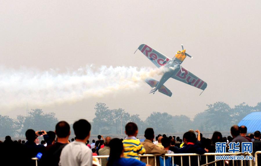 　9月13日，特技隊(duì)員在進(jìn)行空中飛行表演。