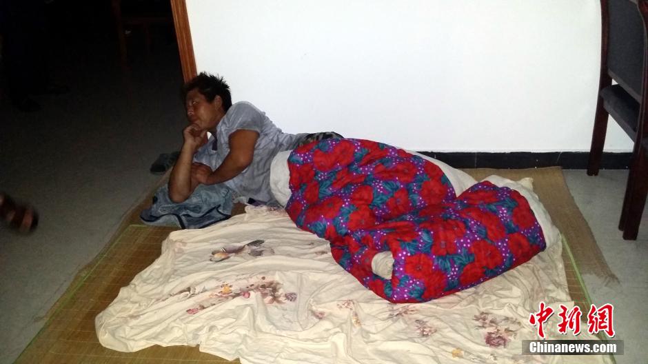 9月22日晚，在象山高塘島鄉(xiāng)的烏巖頭村的農(nóng)民安置點(diǎn)里，70多名外來(lái)務(wù)工人員正在休息。