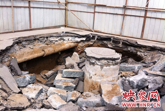 此次路面塌陷的直徑約為3米，深度有2米左右，坑內(nèi)布滿了碎石，路面下方20厘米左右。