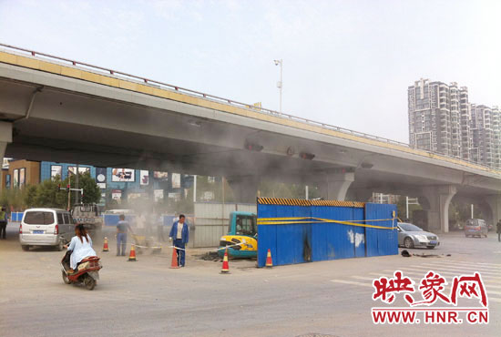 施工單位對(duì)塌陷處進(jìn)行路面切割，造成路面塵土飛揚(yáng)。