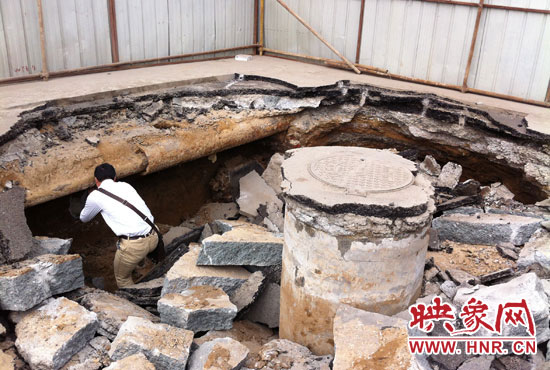 有工作人員下到坑內(nèi)進(jìn)行檢查，但拒絕透露具體工作單位。