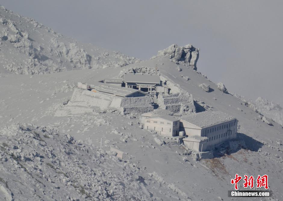 當(dāng)?shù)貢r(shí)間2014年9月27日，日本中部御岳山發(fā)生噴發(fā)，或已造成數(shù)人受傷。