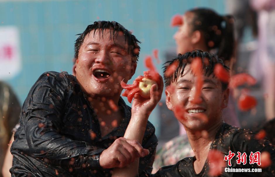 長(zhǎng)沙上演“西紅柿大戰(zhàn)”場(chǎng)面火爆