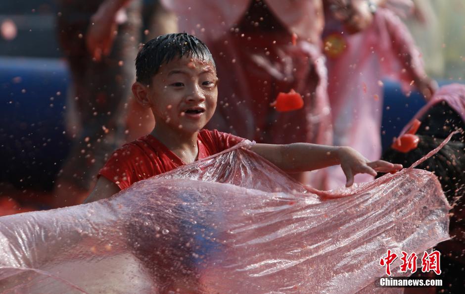 長(zhǎng)沙上演“西紅柿大戰(zhàn)”場(chǎng)面火爆