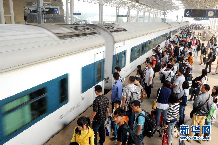 10月6日，在安徽銅陵火車站，大批旅客在站臺上等候乘車。