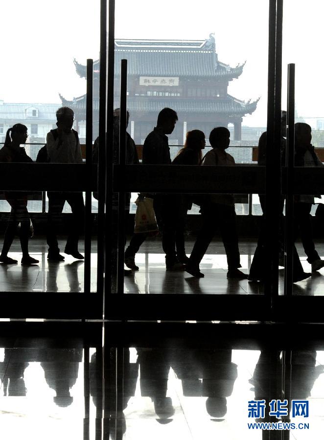 10月6日，旅客排隊進入蘇州火車站二樓候車大廳。