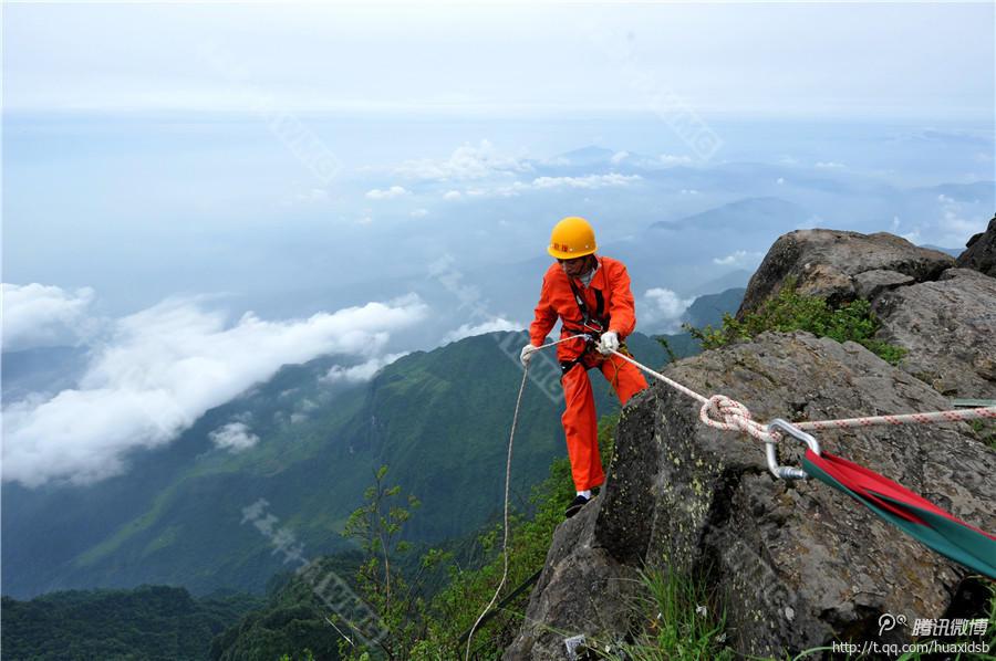 10月5日，峨眉山景區(qū)清潔工彭文才下到巖壁清理游客丟棄的垃圾。