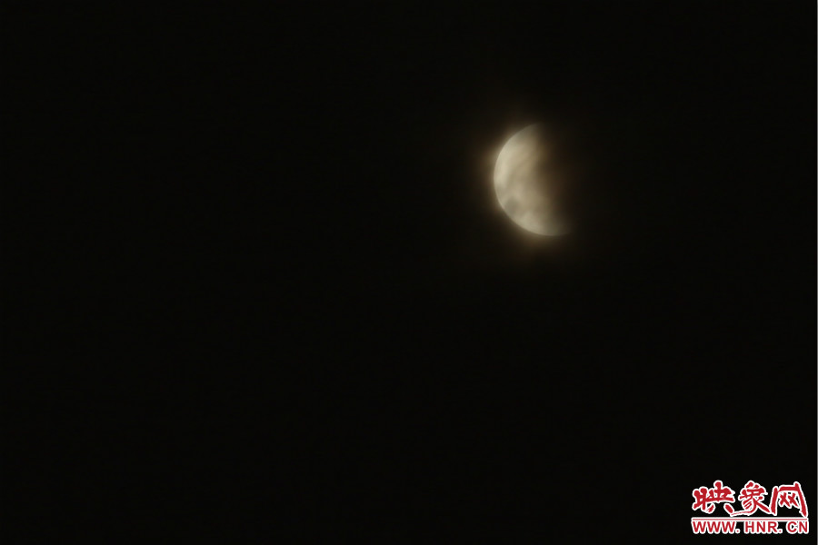 20：02月亮在云層中忽隱忽現(xiàn)。