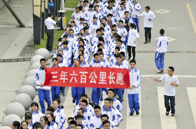 10月14日，成都七中萬達(dá)學(xué)校實(shí)行三年跑六百公里才能畢業(yè)，現(xiàn)場學(xué)生開始長跑。