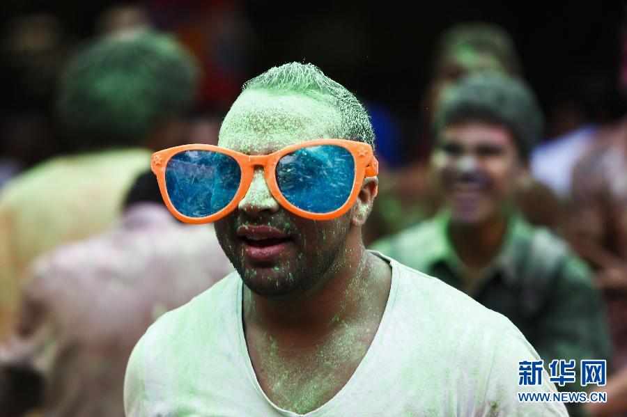 10月16日，在埃及首都開羅，一名男青年在“彩色跑”活動(dòng)中奔跑。