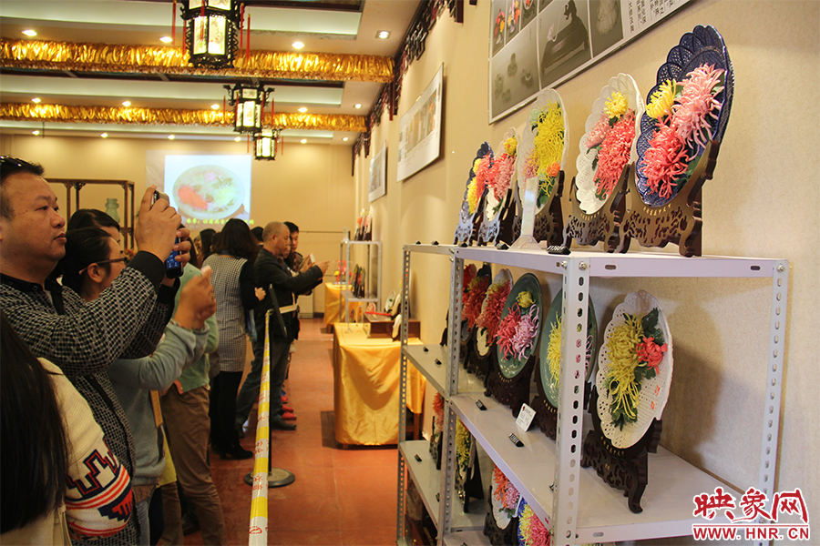 菊花官瓷吸引大家關(guān)注。