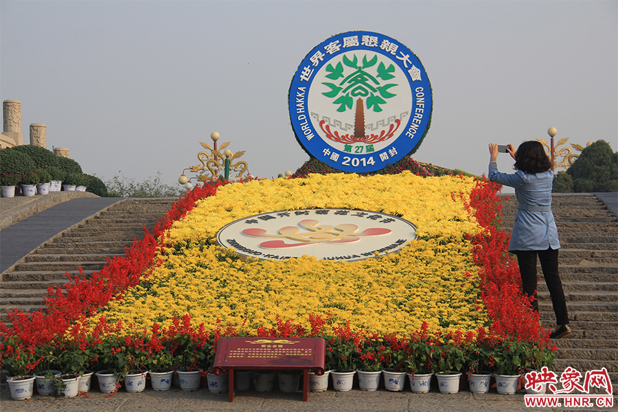 游客在拍照。