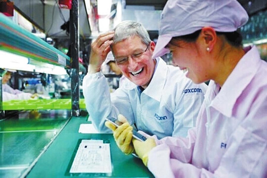 圖為蒂姆·庫(kù)克和一名女工在熱烈地交談。