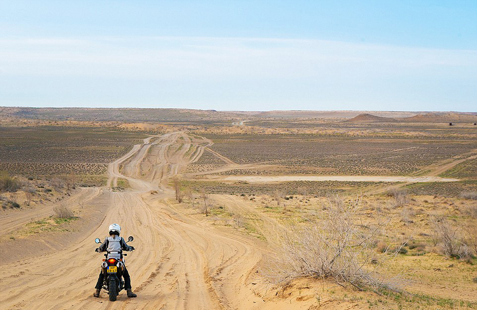 在3個(gè)月中，夫婦倆從阿姆斯特丹到達(dá)蒙古，途中經(jīng)過(guò)16個(gè)國(guó)家。